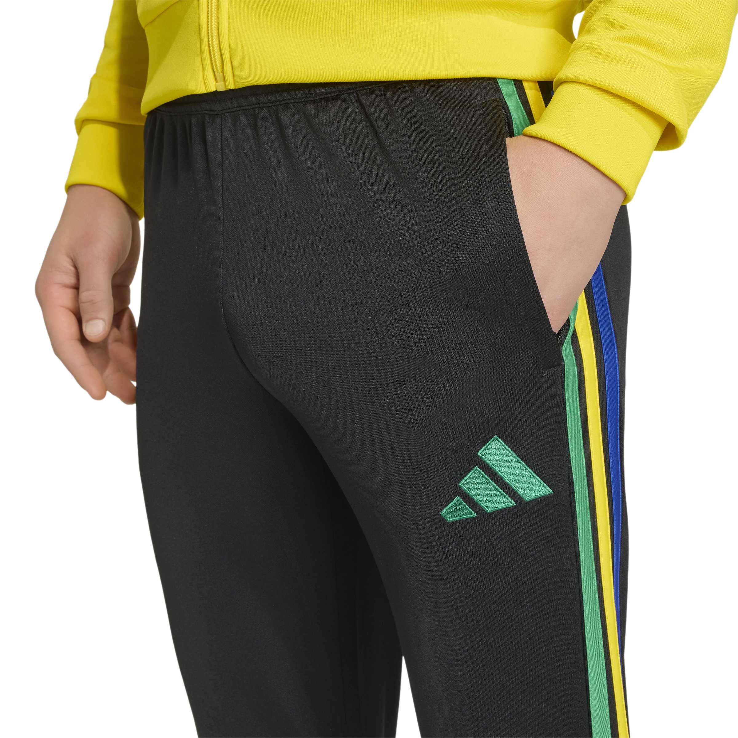 Calça Adidas Tiro 26 masculina preta vista lateral com logo Adidas